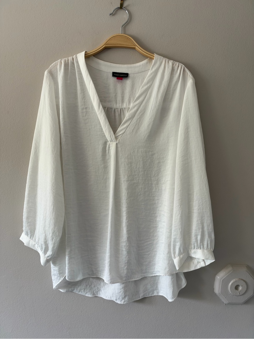 Vince Camuto Women's Size XL White V-Neck Blouse